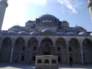 istanbul suleymaniye mosque courtyard