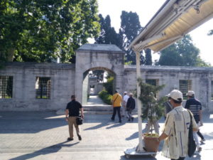 istanbul suleymaniye mosque gate