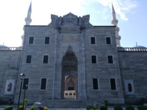 istanbul suleymaniye mosque gate front
