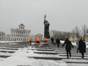 kremlin monument to prince vladimir far
