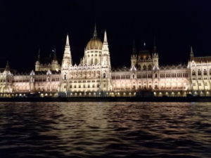 budapest night cruise hungarian parliament
