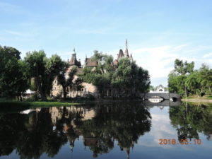 budapest vajdahunyad castle far
