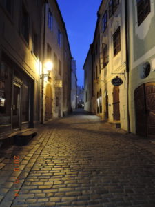 cesky krumlov alley night