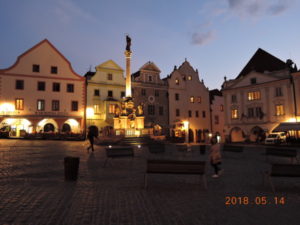 cesky krumlov svornosti square night