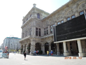 vienna state opera exterior diagonally