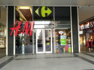 warsaw biedronka entrance