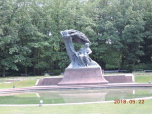 warsaw lazienki park chopin statue zoom