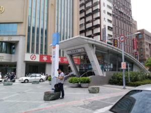 kaohsiung yanchengpu station exit