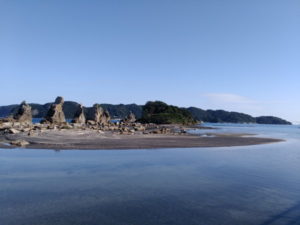 hashigui-iwa-rocks-far