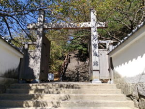 shingu-castle-ruins-entrance