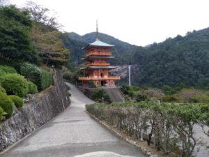 nachiyama-seganto-ji-three-storied-pagoda-far