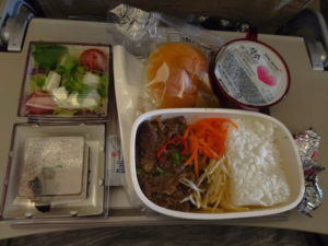 oz573 in-flight meal dinner
