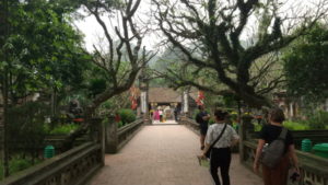 dinh tien hoang king temple two pillar