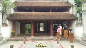 le dai hanh temple entrance