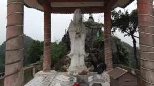 mua caves summit statue