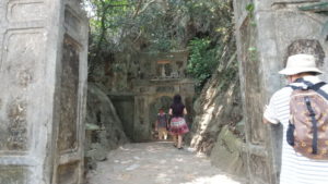 marble mountain hoa nghiem cave gate