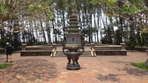 thien mu pagoda small tower