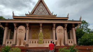 wat phnom main hall exterior