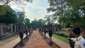 banteay srei approach inside