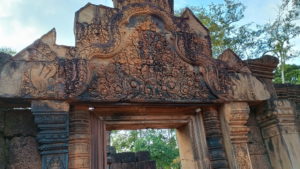 banteay srei eastern gate lintel