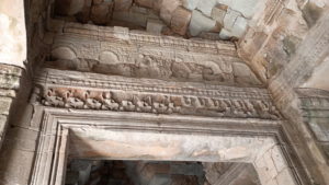 ta prohm front piller inside2