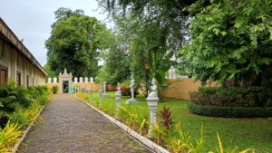 royal palace approach