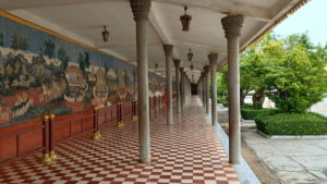 silver pagoda corridor4