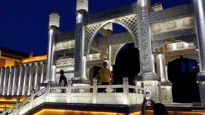 datonggucheng qingzhendasi entrance night