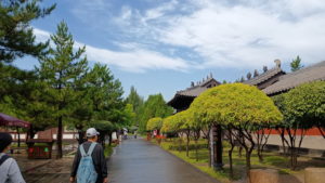 yungangshiku promenade near entrance