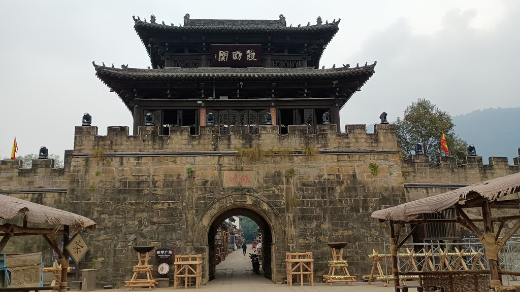 zhaohuagucheng linqingmen outside front